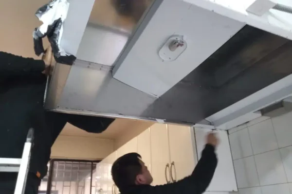 Campana de extracción instalada en cocina de restaurante