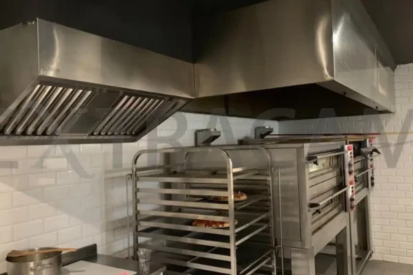 Campana gastronómica con filtros de grasa desmontables e iluminación LED